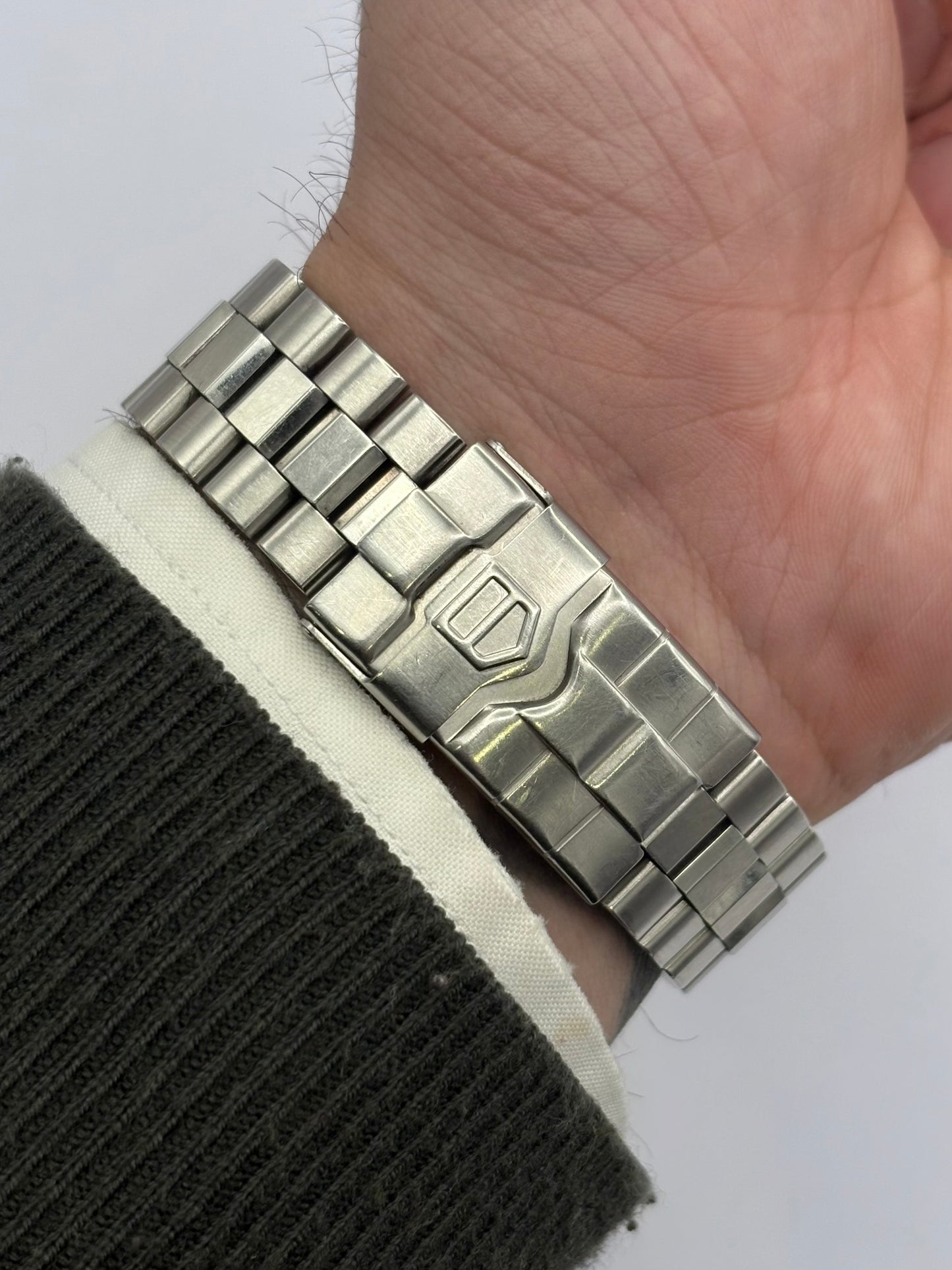 Tag Heuer 2000 WK1112-0: Full size 38mm men’s quartz watch